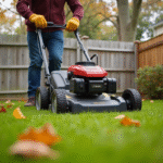 Homme d'âge moyen tondant sa pelouse automnale